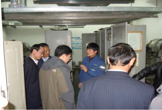 崔钢/崔钢局长参观装置有互联网远程监测系统的电梯机房